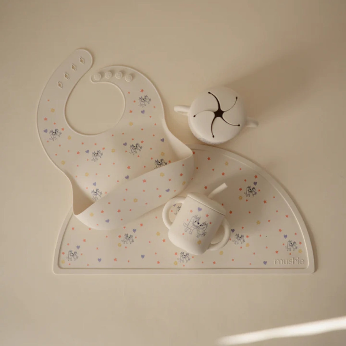 Babador De Silicone Infantil Mushie Bluey Ivory