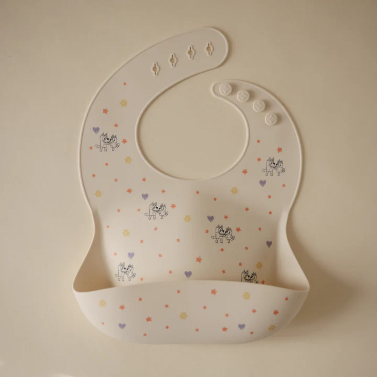 Babador De Silicone Infantil Mushie Bluey Ivory
