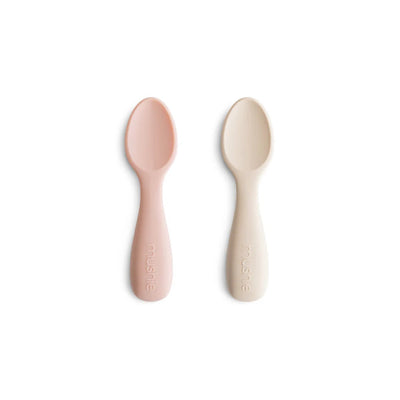 Pacote com 2 colheres de silicone para iniciantes Mushie para crianças pequenas, blush/areia movediça