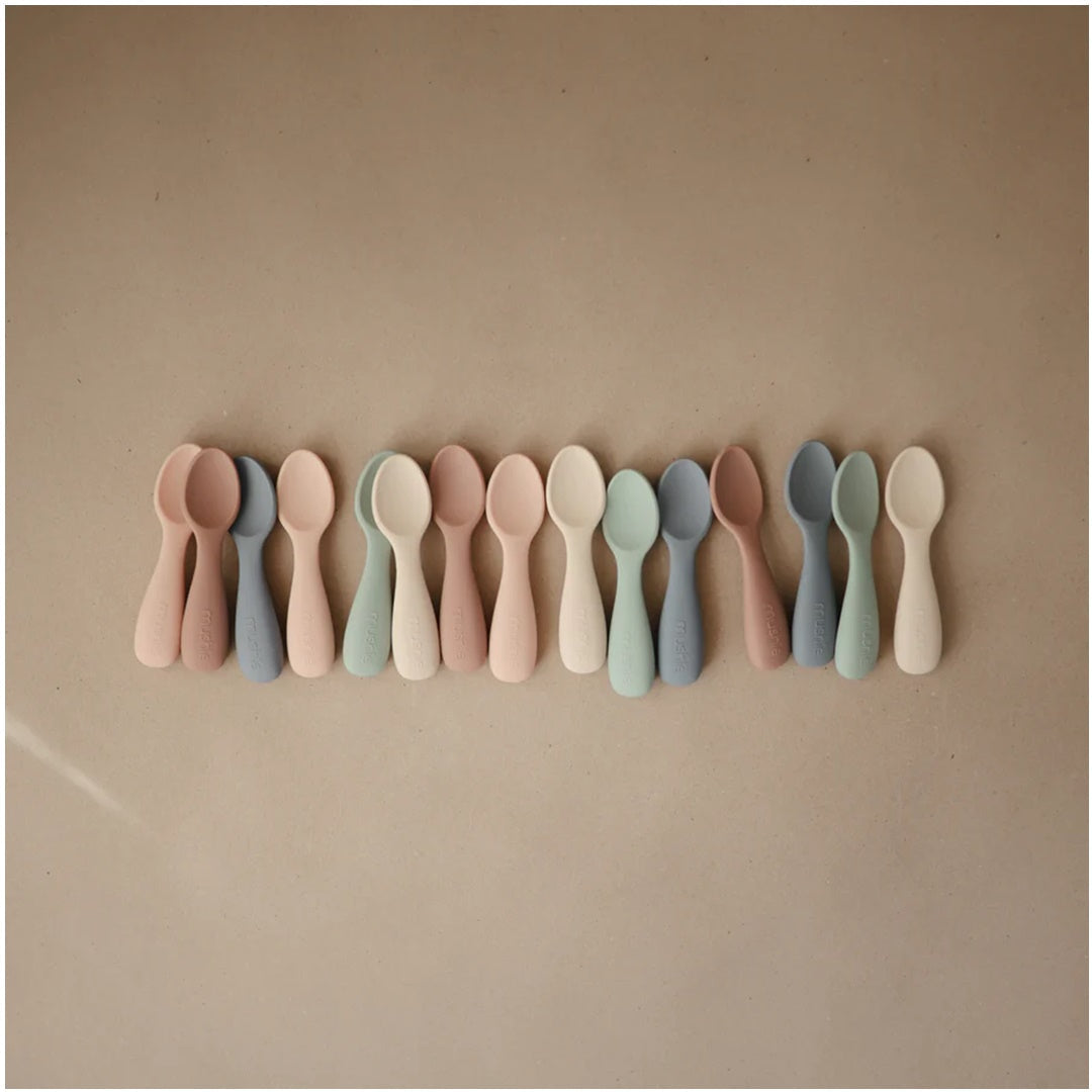 Pacote com 2 colheres de silicone para iniciantes Mushie para crianças pequenas, blush/areia movediça