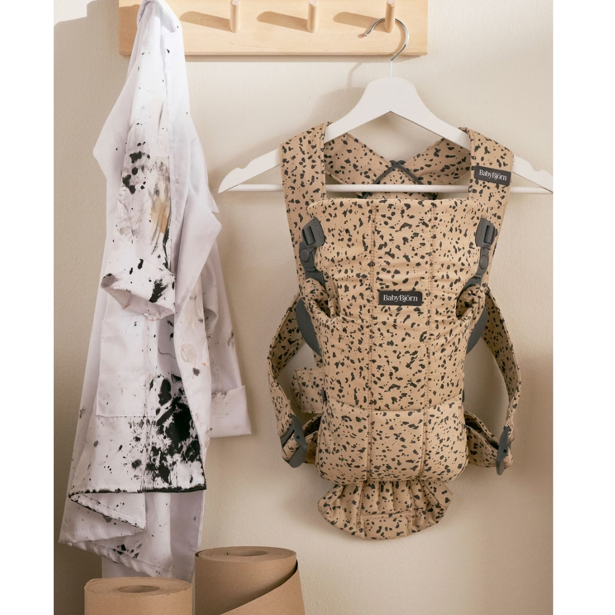 Canguru BabyBjörn Mini Woven Beige e Dark Gray Print