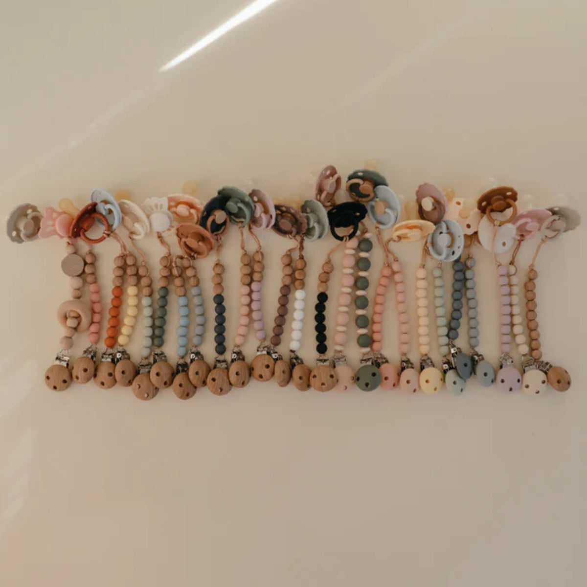 Prendedor De Chupeta Infantil Mushie Hera Faux Wood