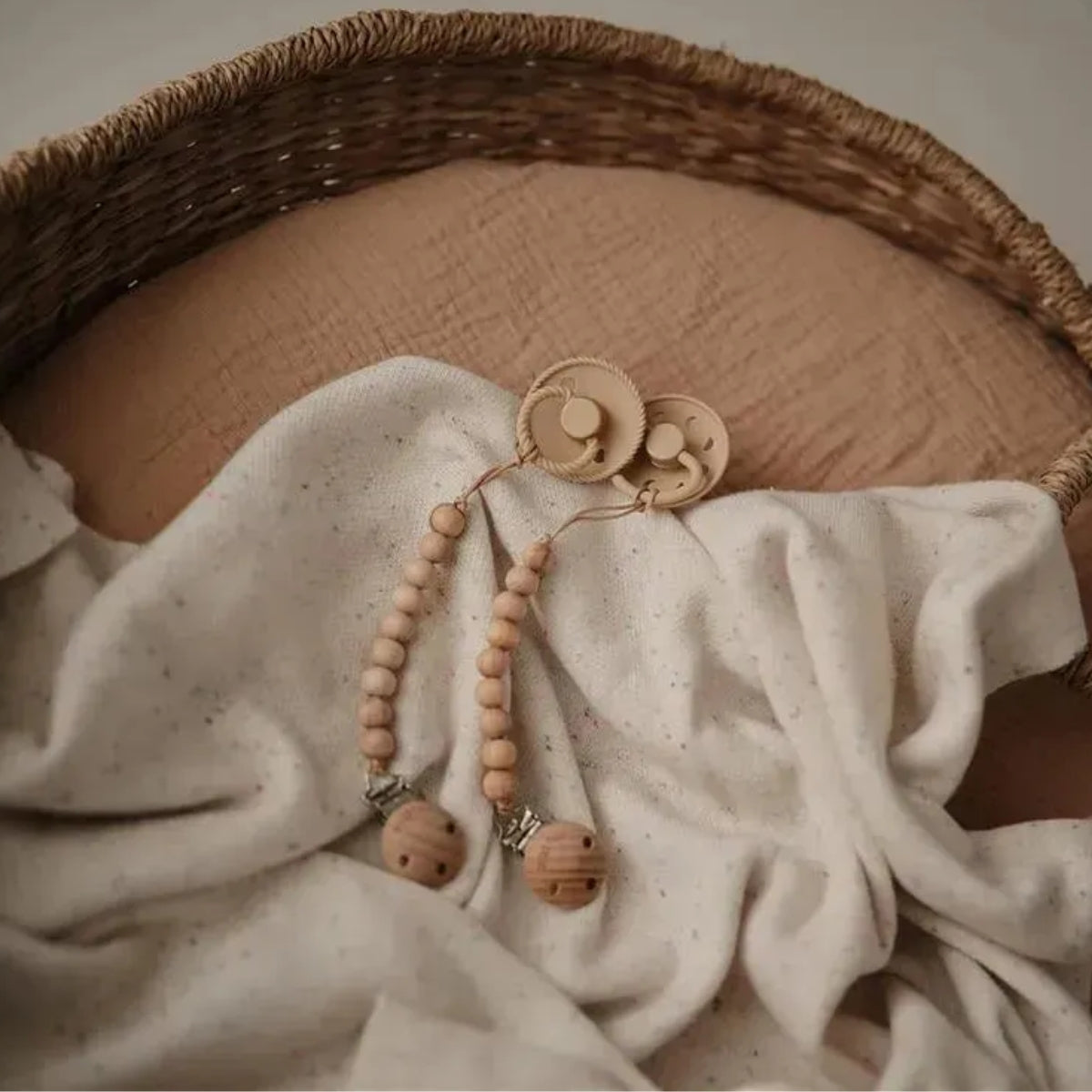 Prendedor De Chupeta Infantil Mushie Hera Faux Wood