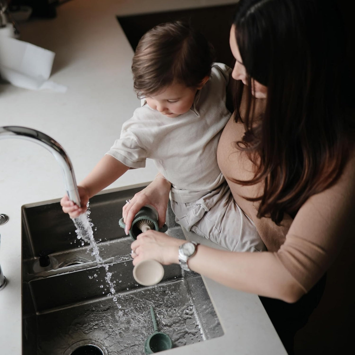 Escova de silicone para mamadeiras Mushie com areia movediça