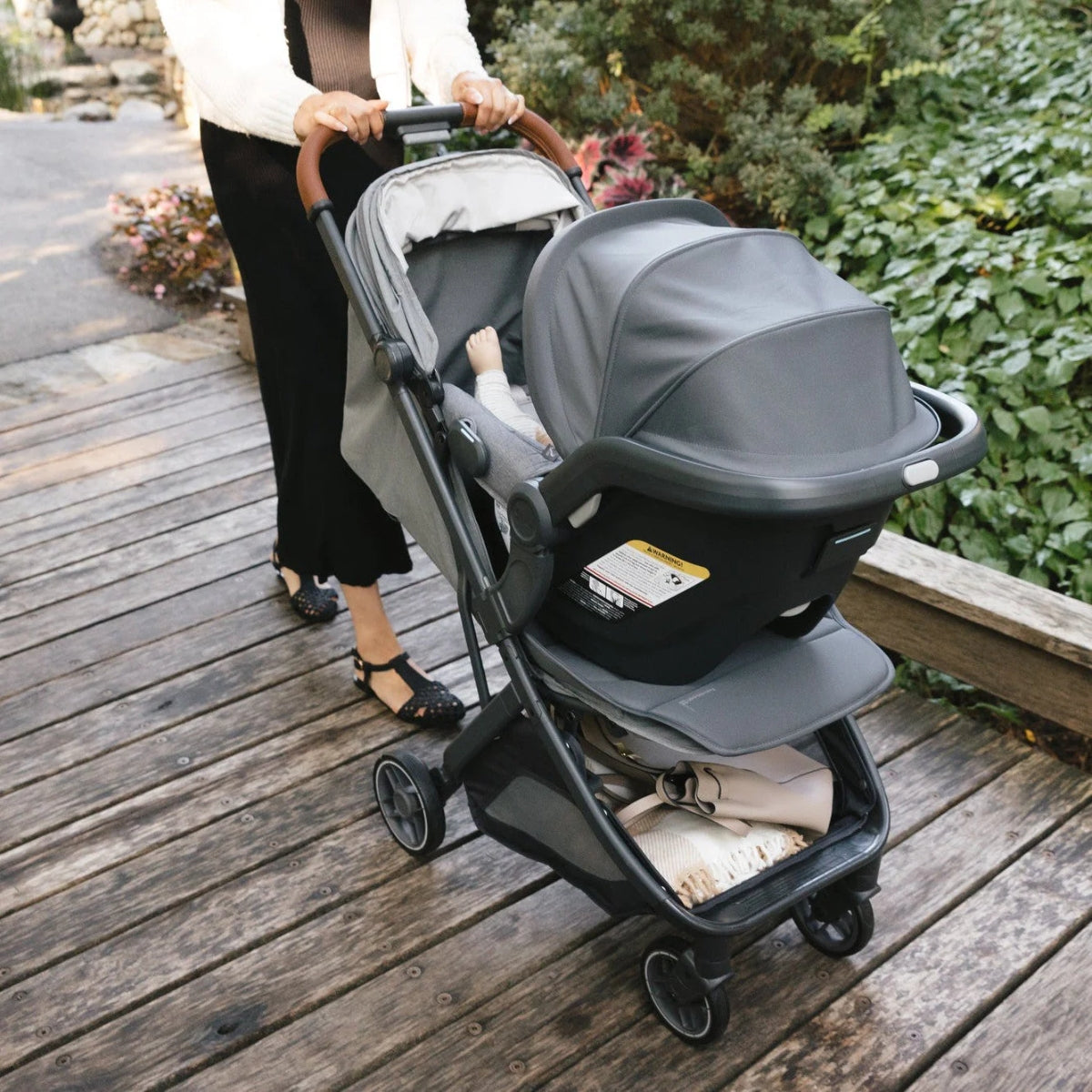 Carrinho Compacto UPPAbaby Minu V3 - Greyson (Carvão Melange / Quadro de Carbono / Couro de Sela)