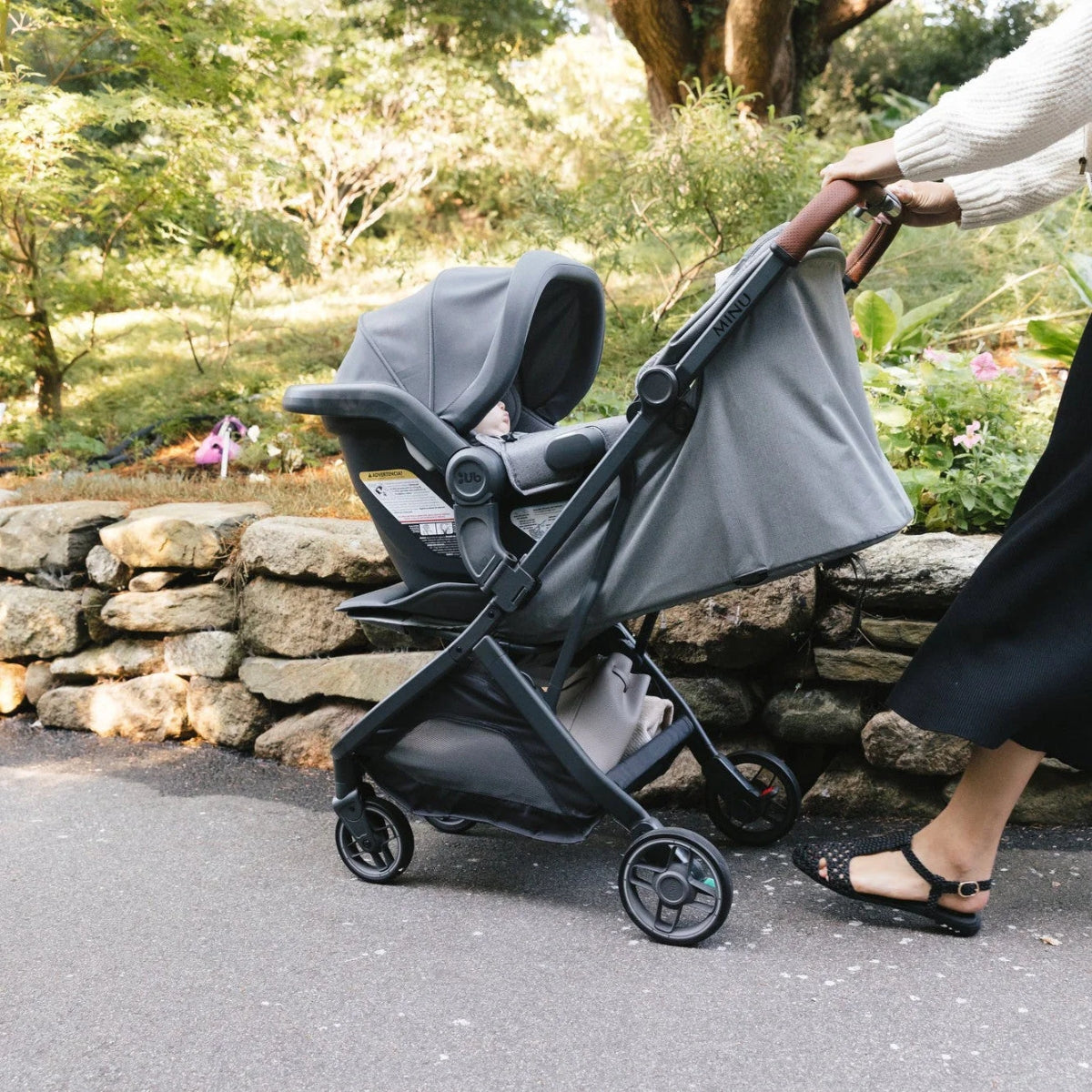 Carrinho Compacto UPPAbaby Minu V3 - Greyson (Carvão Melange / Quadro de Carbono / Couro de Sela)