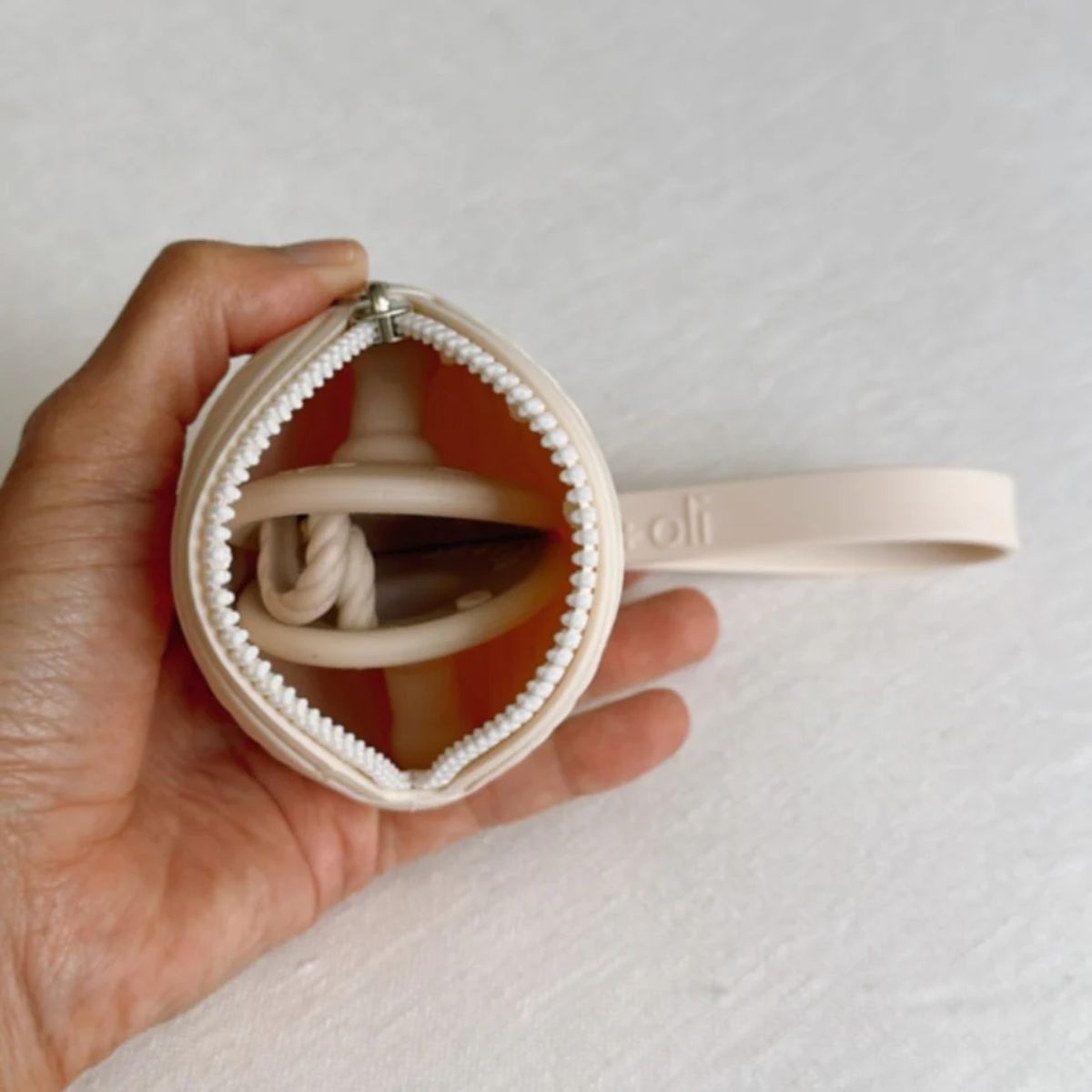 Ali + Oli Porta-Chupeta de Silicone - Natural