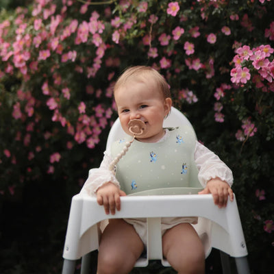 Babador De Silicone Infantil Mushie Bluey Ivory