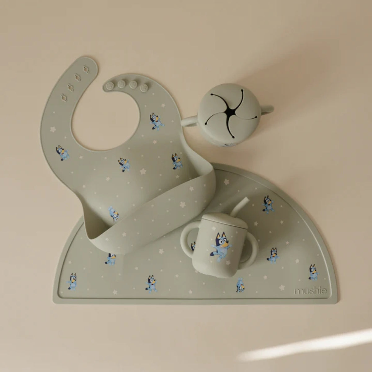 Babador De Silicone Infantil Mushie Bluey Sage on Luna Baby Store Miami