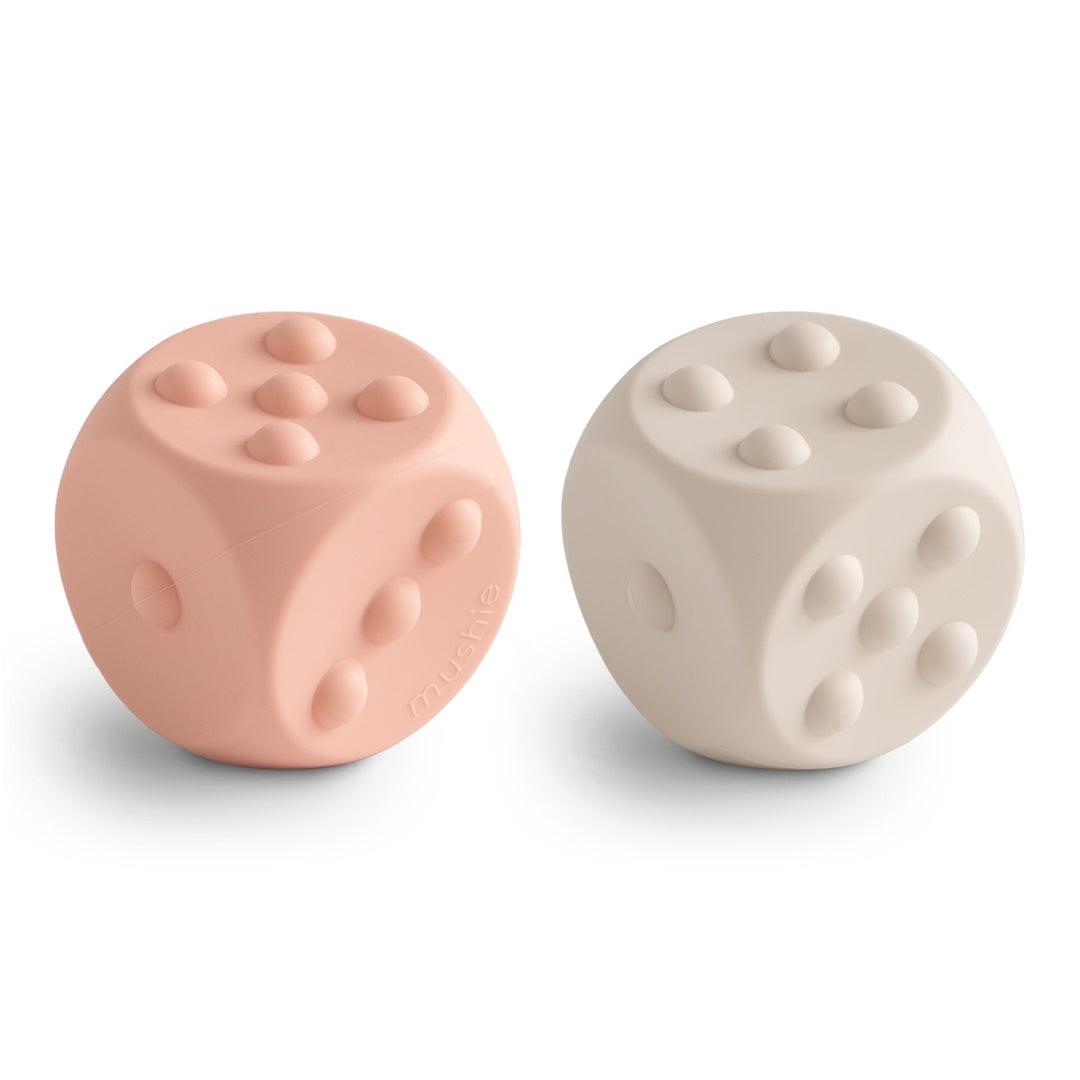 Brinquedo Dados Dice Press Toy Mushie 2 Peças Blush e Shifting Sand - Mushie Babytunes