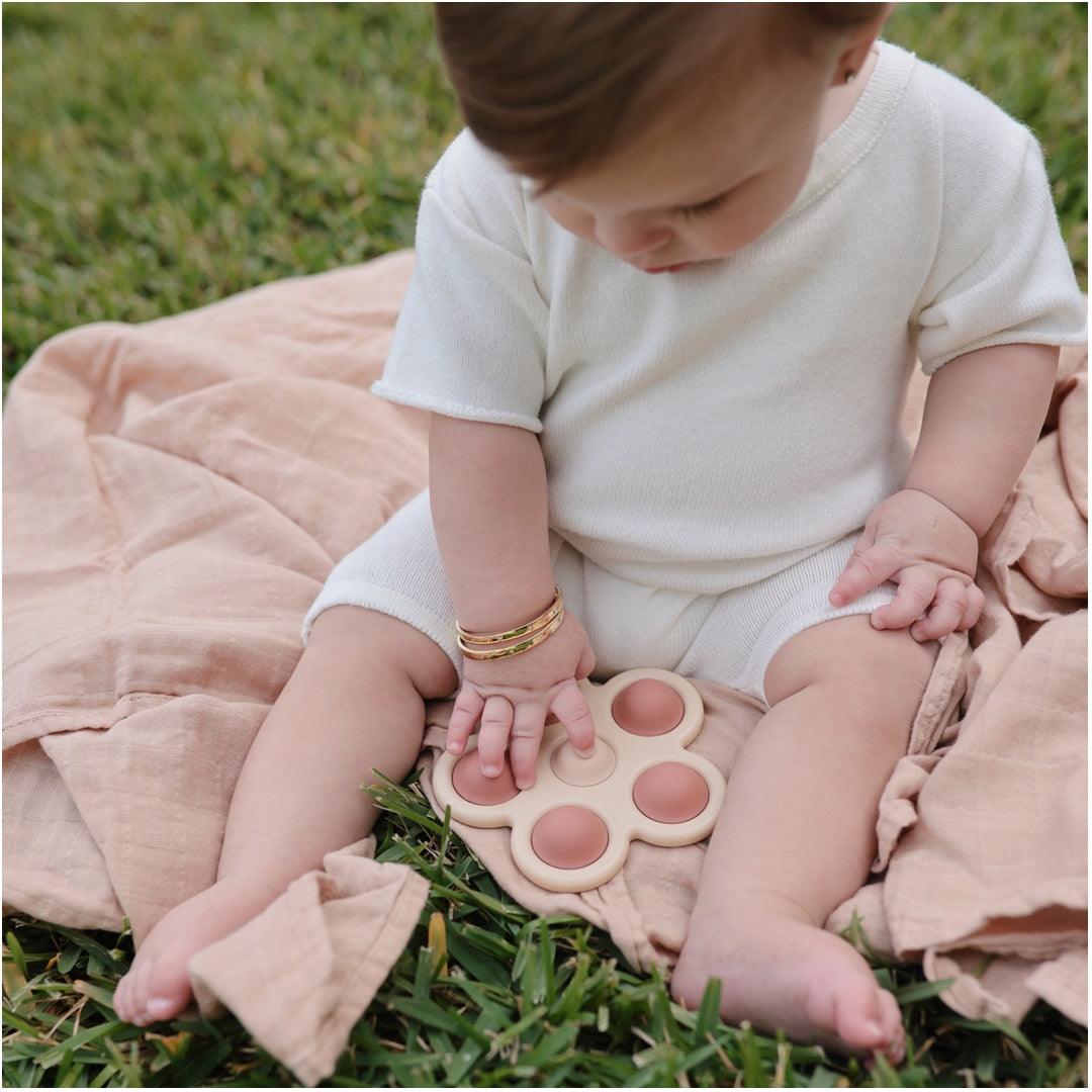 Brinquedo Para Prensar Mushie Flores Rose /Blush /Shifting Sand - Mushie Babytunes