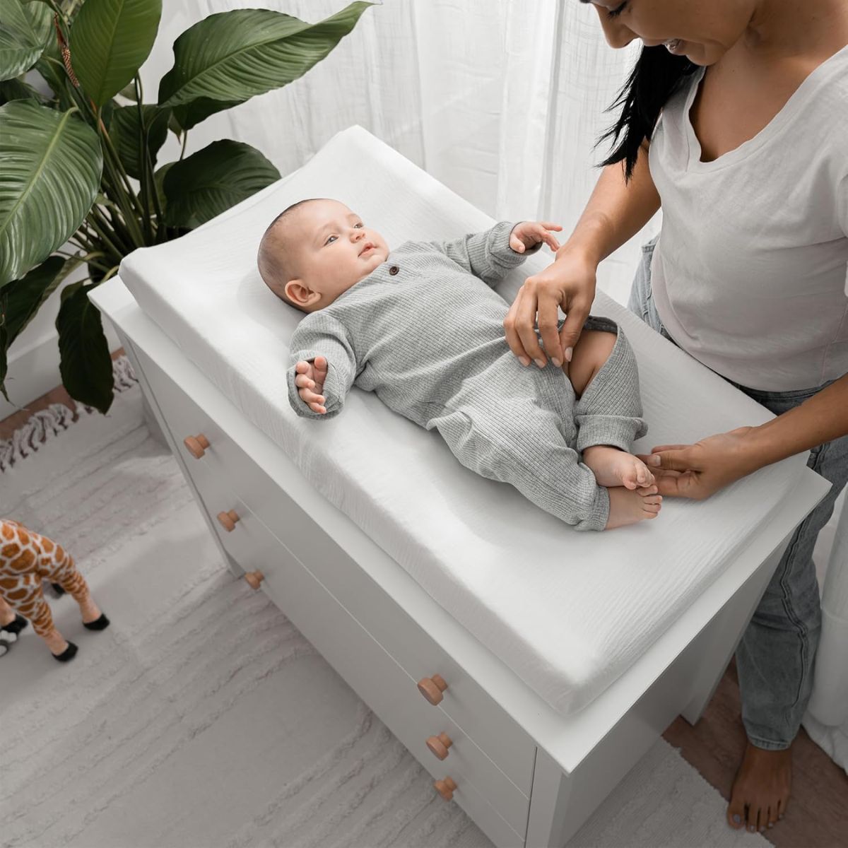 Comfy Cubs Muslin Fitted Changing Pad Cover Universal Fit - White on Luna Baby Store Miami