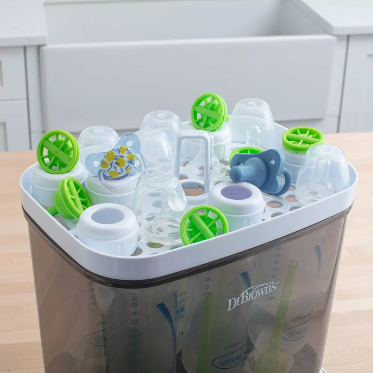 Esterilizador e secador multifuncional Dr. Brown para mamadeiras e itens essenciais para recém-nascidos on Luna Baby Store Miami