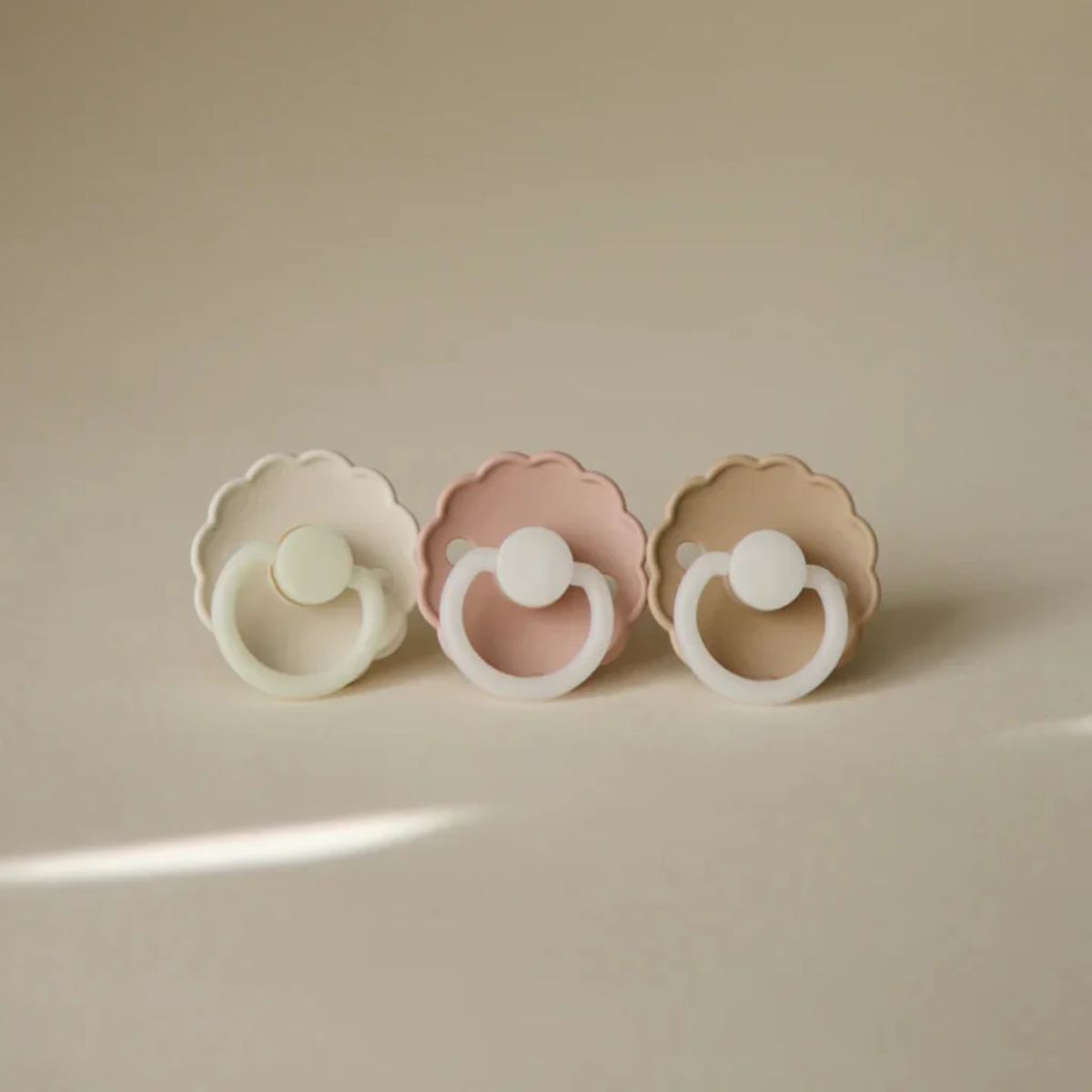 Mushie FRIGG Daisy Night Glow Natural Rubber Pacifier 2-Pack - Blush/Cream 6-18M
