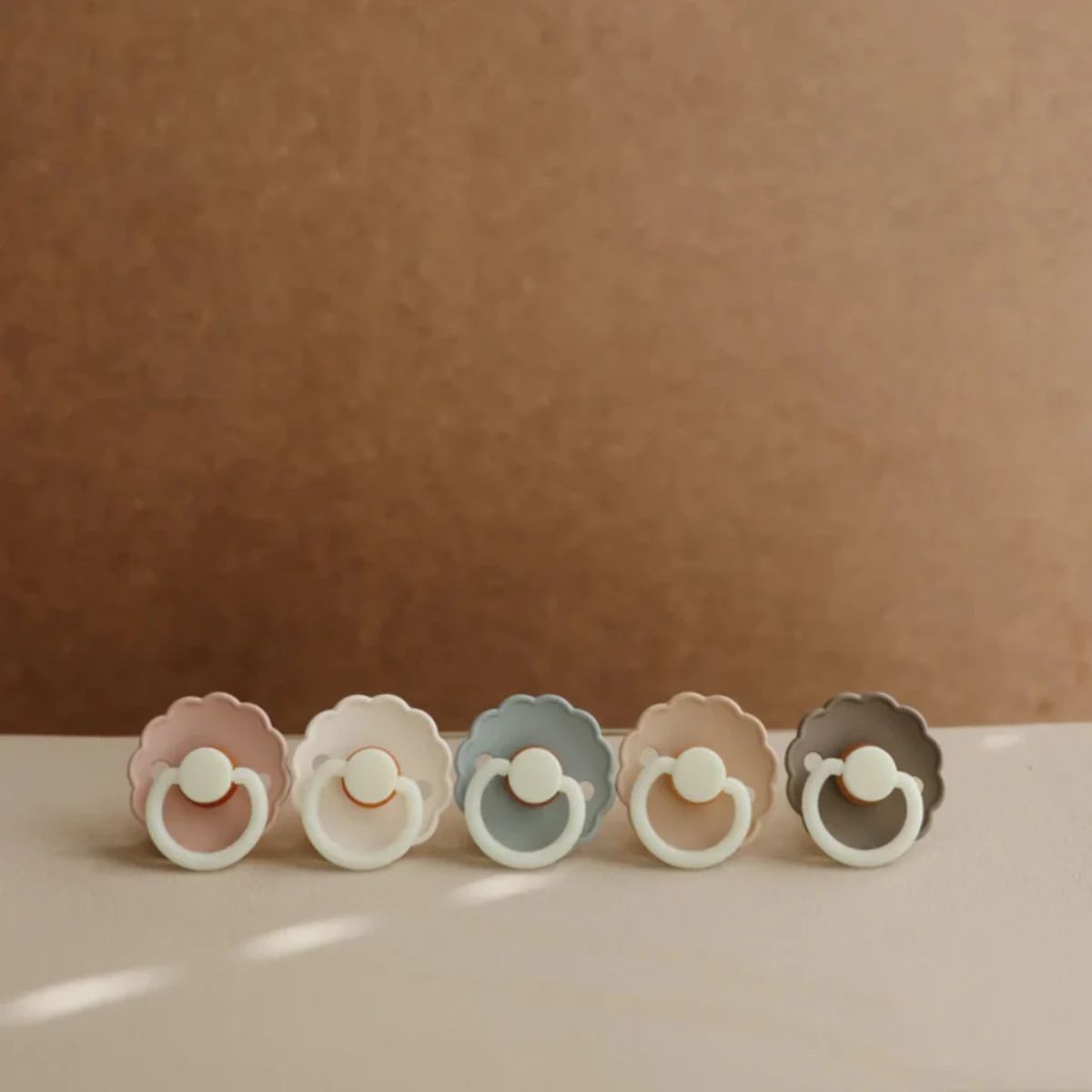 Mushie FRIGG Daisy Night Glow Natural Rubber Pacifier 2-Pack - Blush/Cream 6-18M