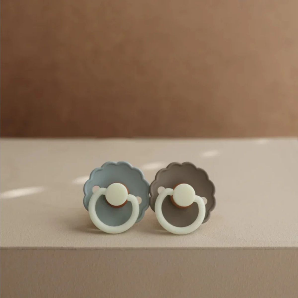 Kit de Chupetas Mushie Frigg Daisy Night Natural Portobello e Croissant