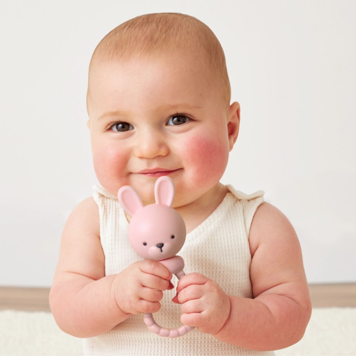 Chocalho Com Mordedor Itzy Ritzy Sweetie Rattle Bunny