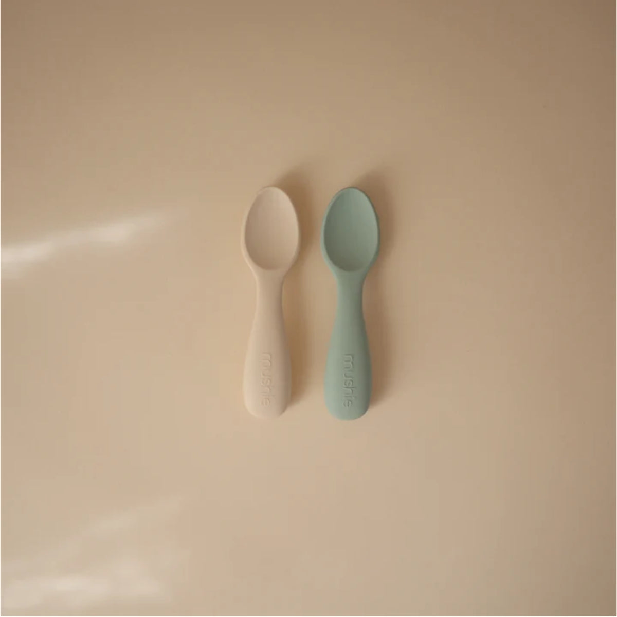 Kit de Colheres Para Bebês Mushie Cambridge Blue e Shifting Sand
