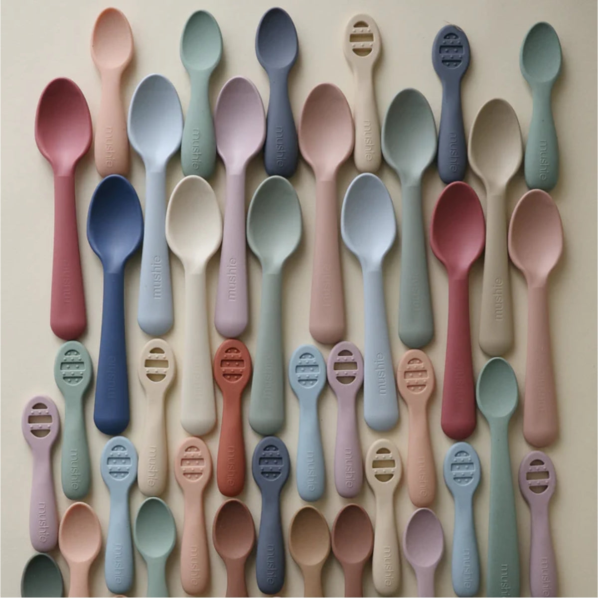 Kit de Colheres Para Bebês Mushie Cambridge Blue e Shifting Sand on Luna Baby Store Miami