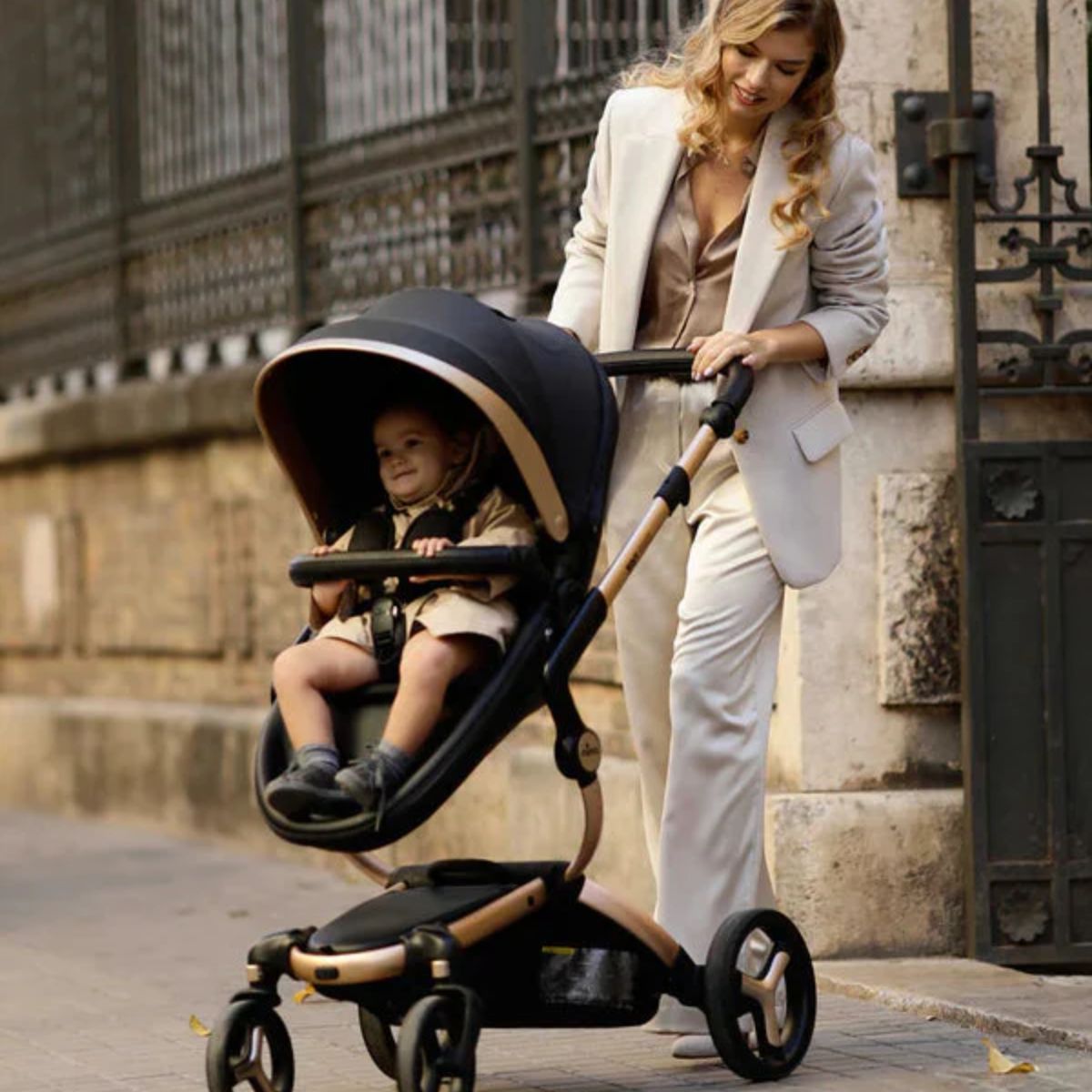 Carrinho de Bebê Mima Xari Max Edição Especial Preto e Dourado