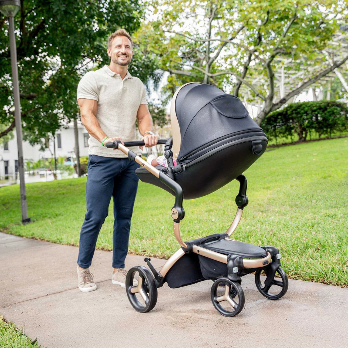 Carrinho de Bebê Mima Xari Max Edição Especial Preto e Dourado on Luna Baby Store Miami