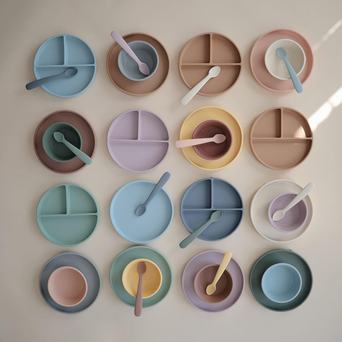 Prato De Sucção Infantil Clássico Mushie Cambridge Blue on Luna Baby Store Miami
