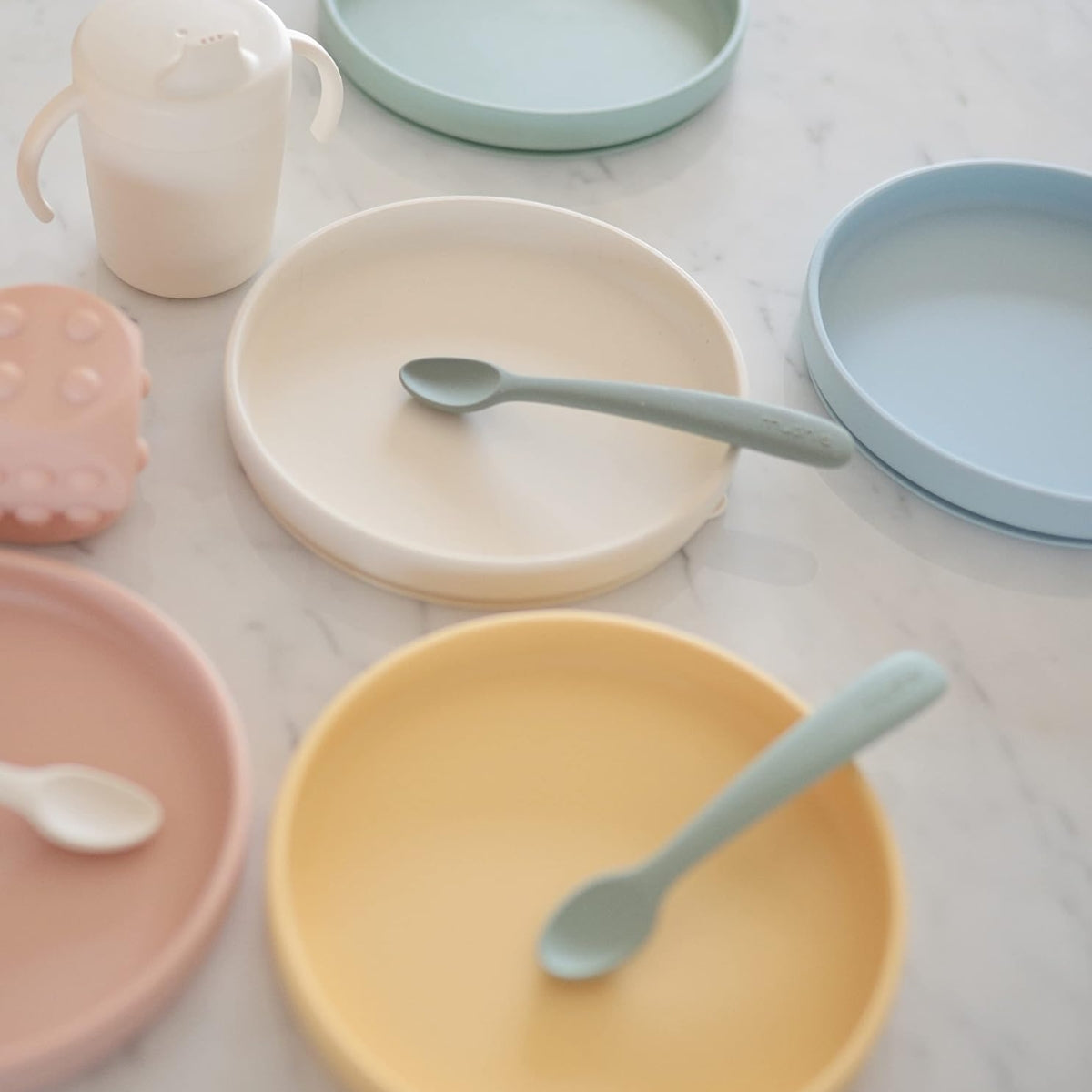 Prato De Sucção Infantil Clássico Mushie Powder Blue on Luna Baby Store Miami
