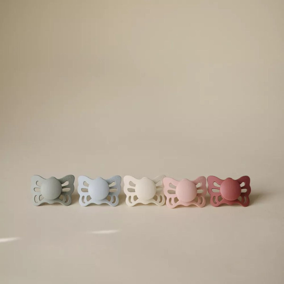 Kit De Chupetas Anatômicas Butterfly Mushie 6-18M Cream E Blush

 on Luna Baby Store Miami