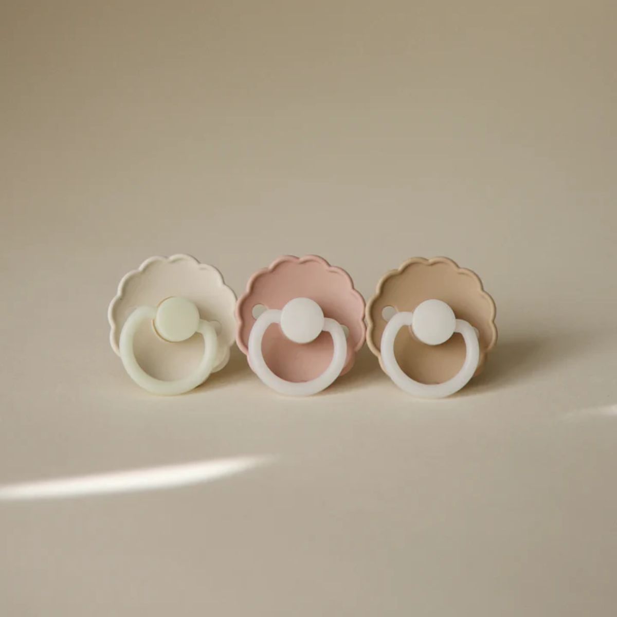 Kit de Chupetas Mushie Frigg Daisy Night Natural Blush e Cream

 on Luna Baby Store Miami