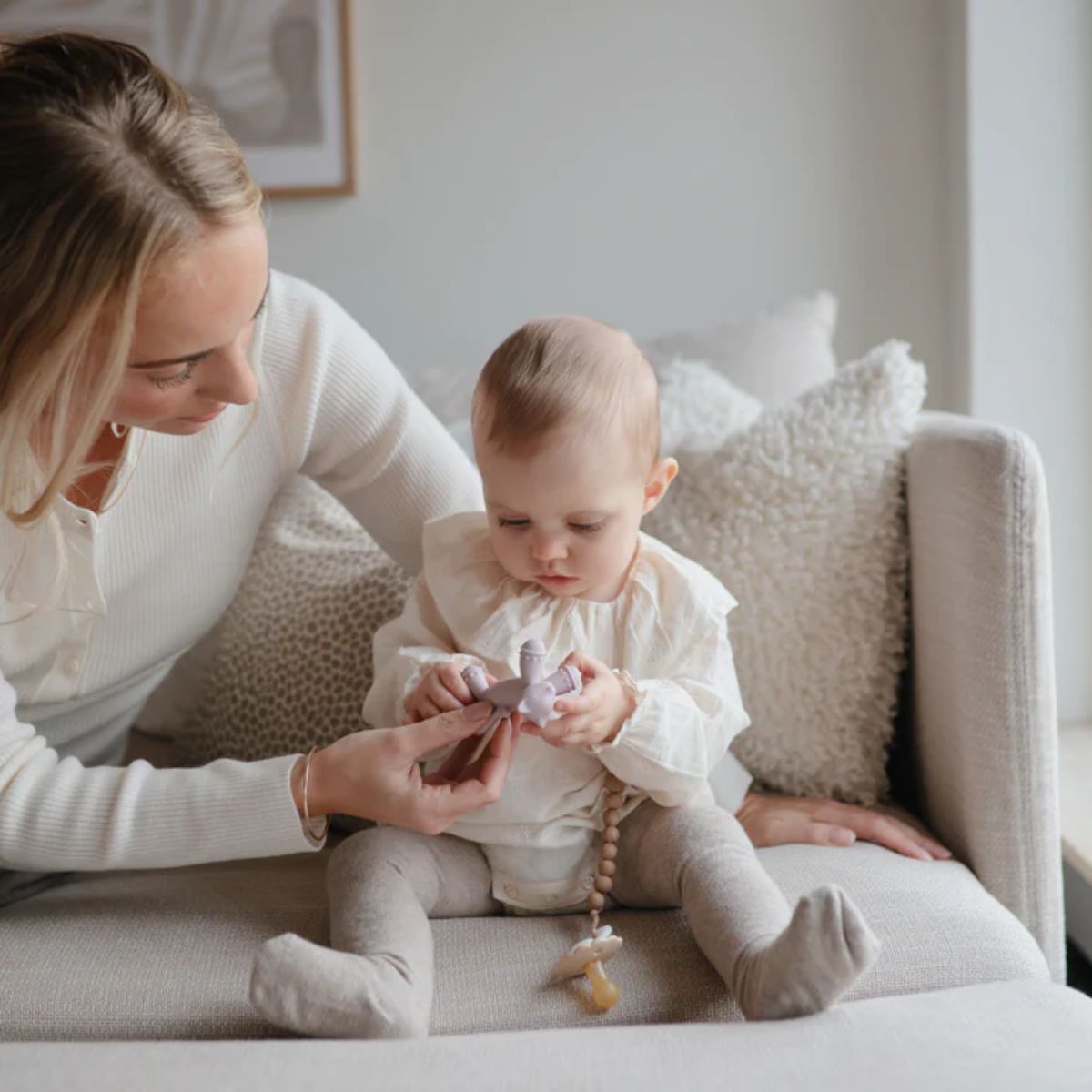 Kit de Chupetas Mushie Frigg Daisy Night Natural Croissant e Cream on Luna Baby Store Miami