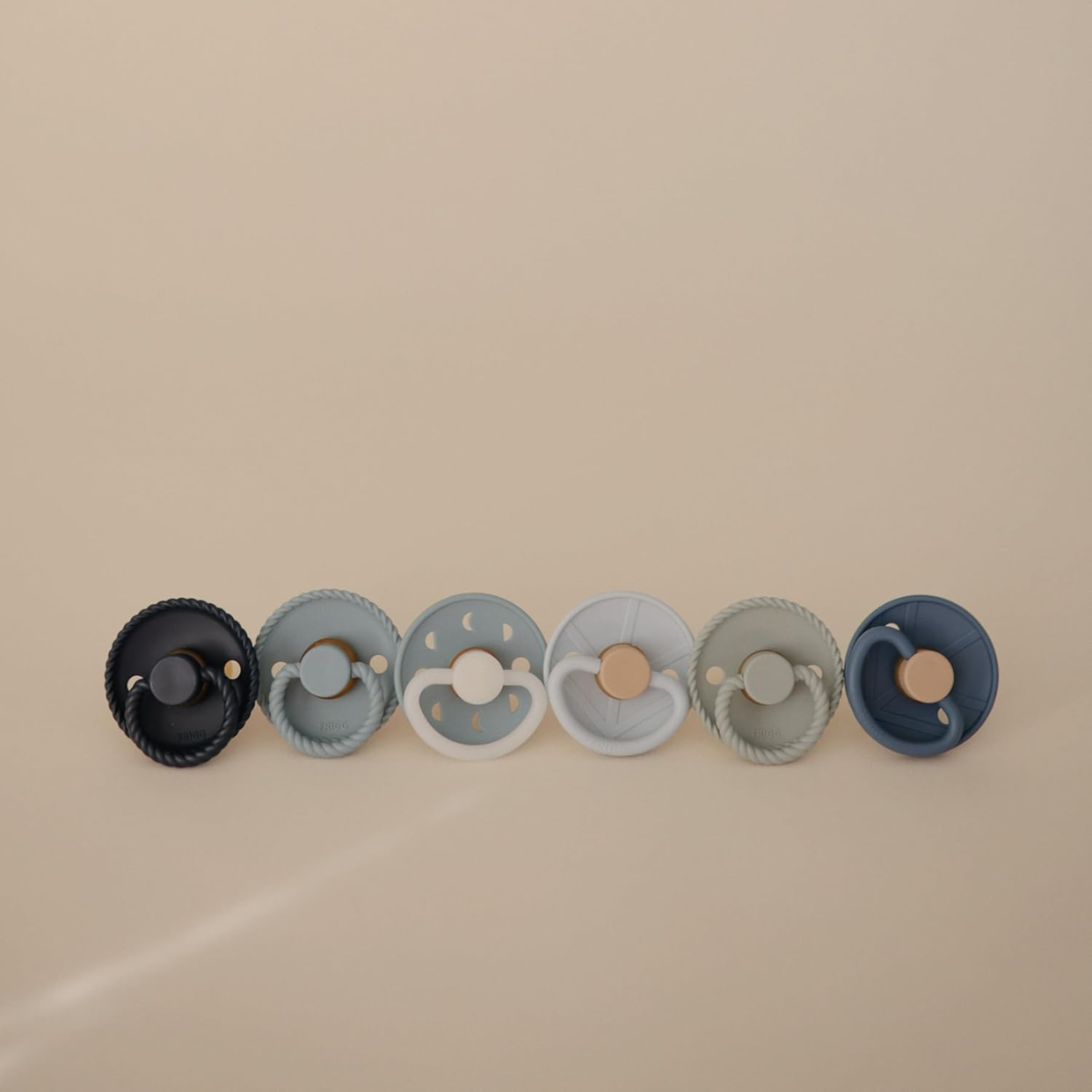 Mushie FRIGG Endless Sea Pacifier & Holder Set – 6 Pacifiers (6-18M) + Silicone Case
