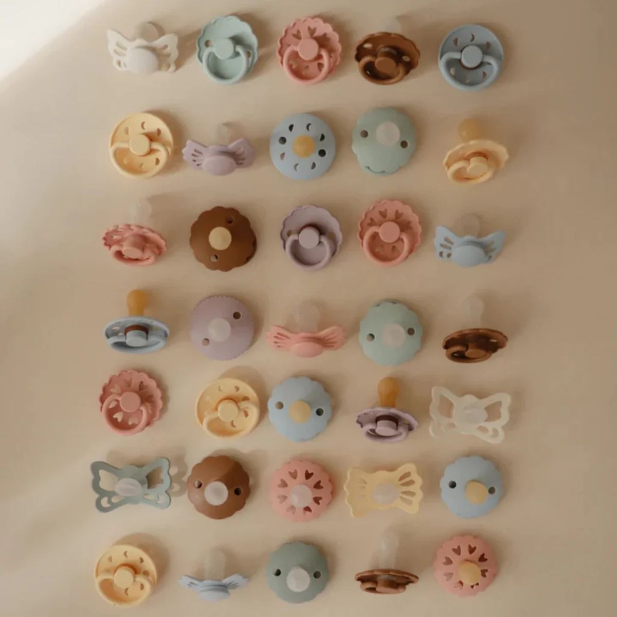 Kit De Chupetas Simétricas Lucky Mushie 6-18M Cream e Blush on Luna Baby Store Miami