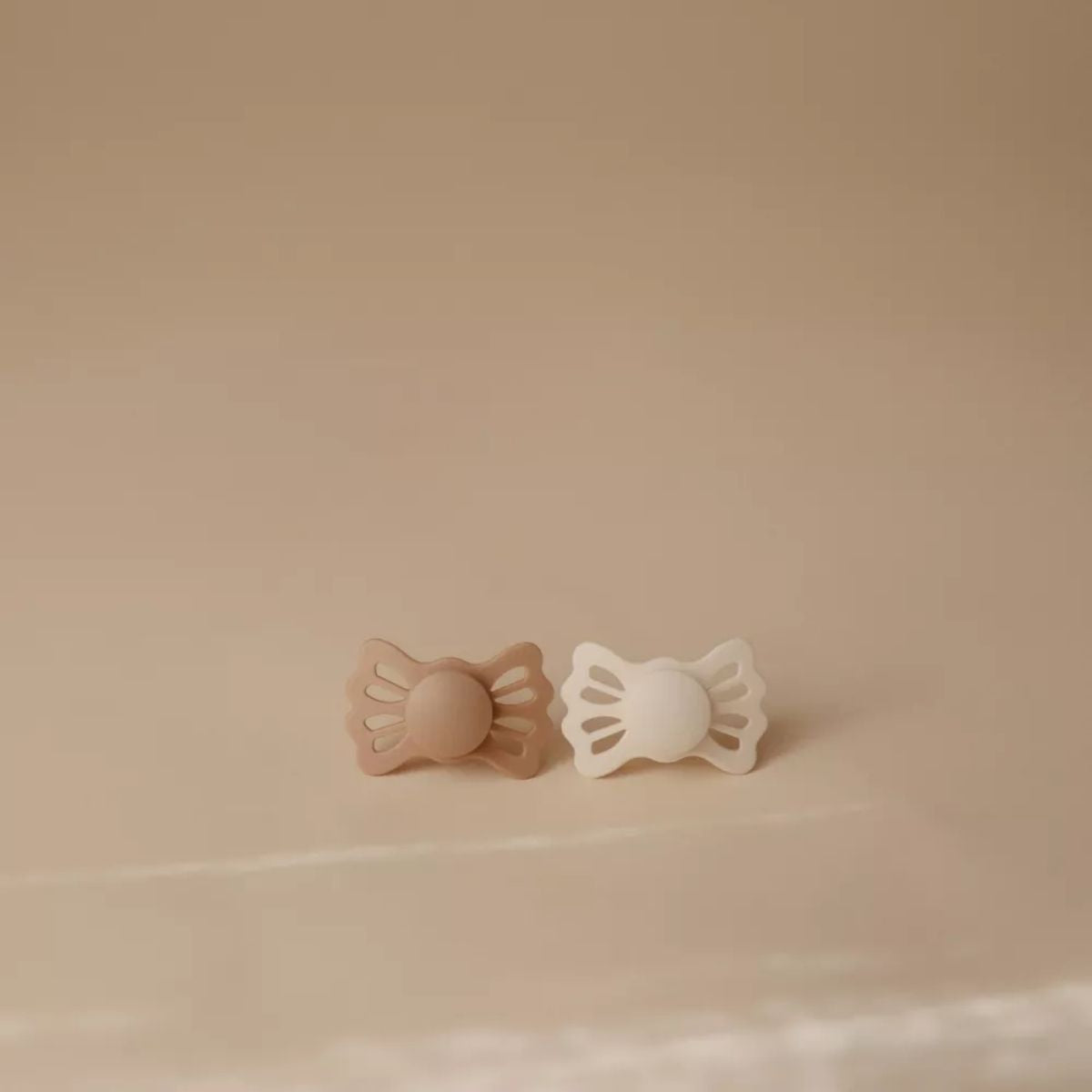 Kit De Chupetas Simétricas Lucky Mushie 6-18M Cream e Blush on Luna Baby Store Miami