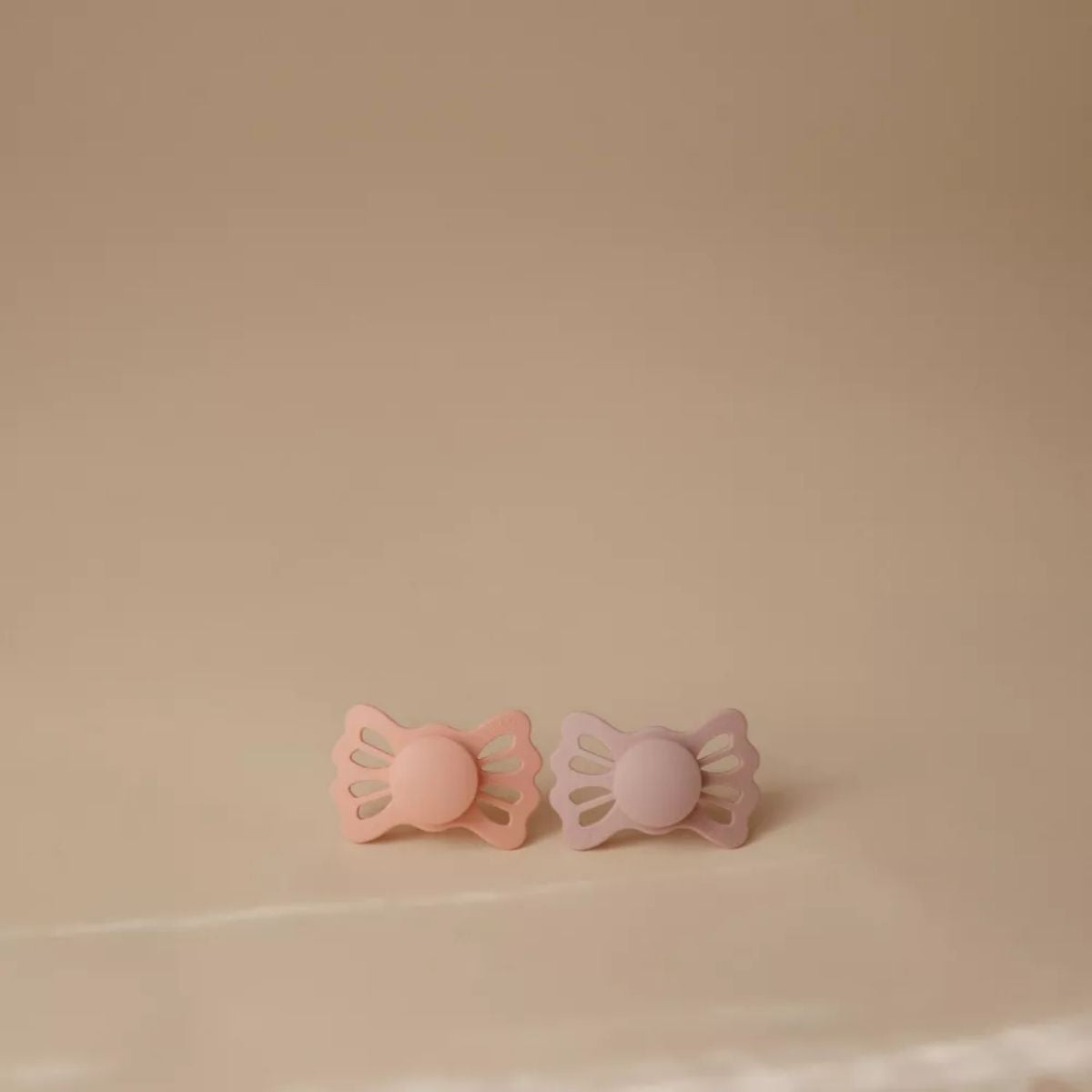 Kit De Chupetas Simétricas Lucky Mushie 6-18M Cream e Blush on Luna Baby Store Miami