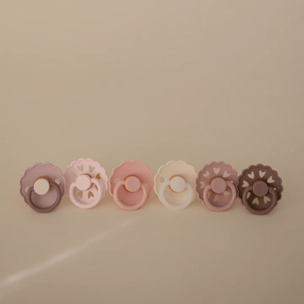 Kit De Chupetas Frigg Mushie Silicone Rubber Blooming Love 6 Peças - 6-18M on Luna Baby Store Miami