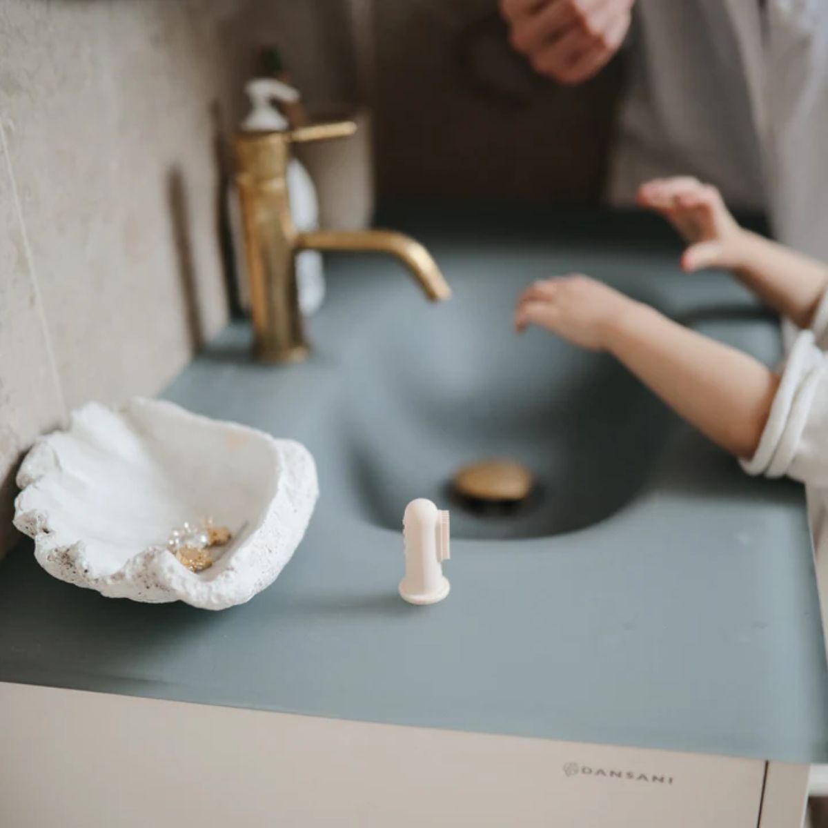 Kit de Escovas Dededeiras Mushie Clay/Shifting Sand on Luna Baby Store Miami