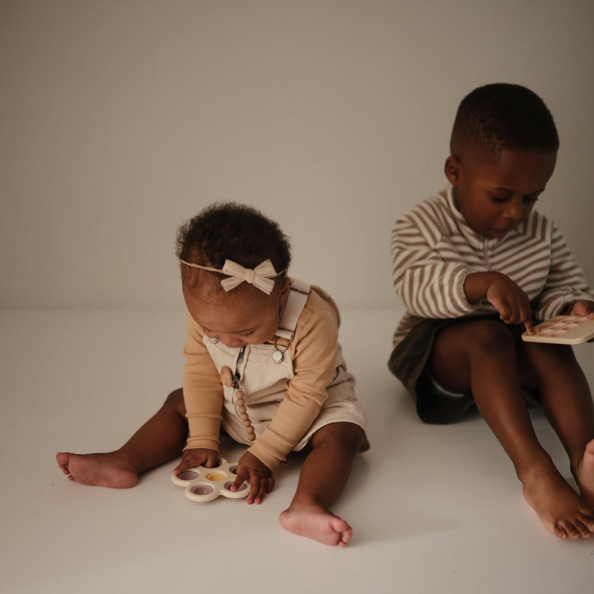 Brinquedo Para Prensar Mushie Flores Rose /Blush /Shifting Sand on Luna Baby Store Miami