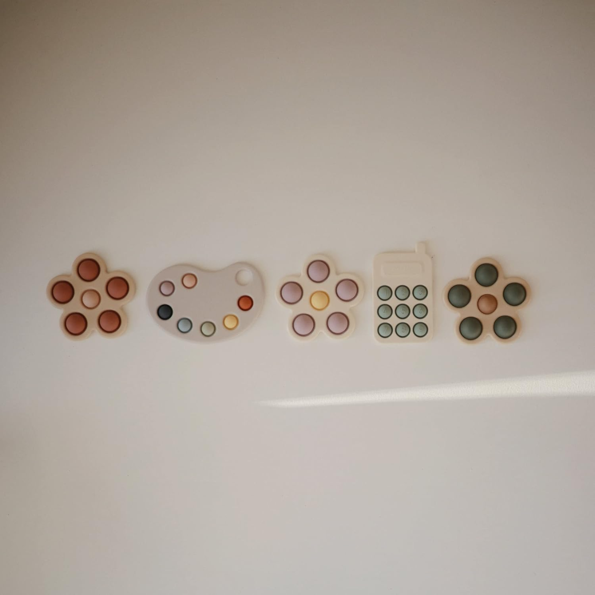 Brinquedo Para Prensar Mushie Flores Rose /Blush /Shifting Sand on Luna Baby Store Miami