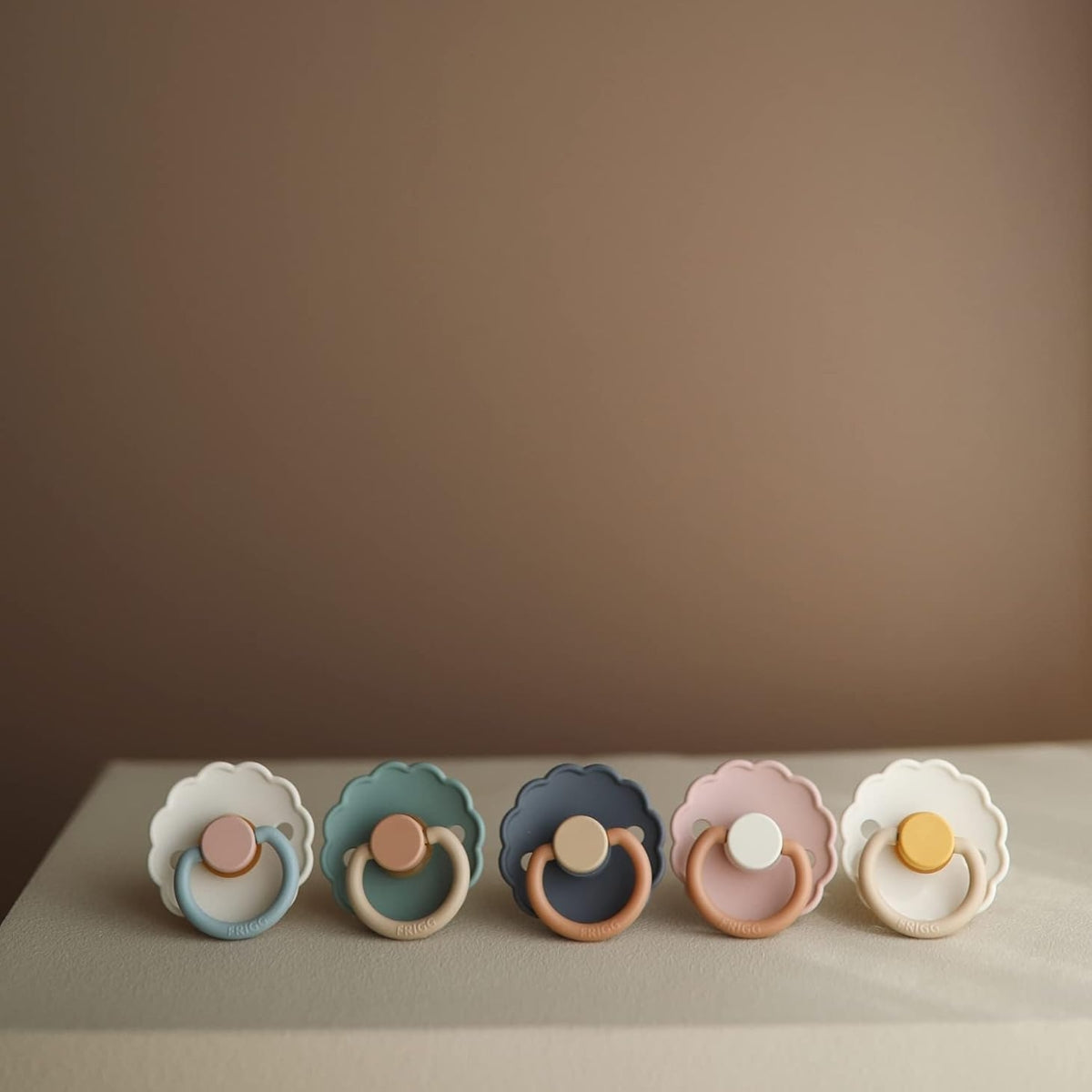 Kit De Chupetas Frigg Daisy Natural Mushie Aurora e Brigth White - 0-6M on Luna Baby Store Miami