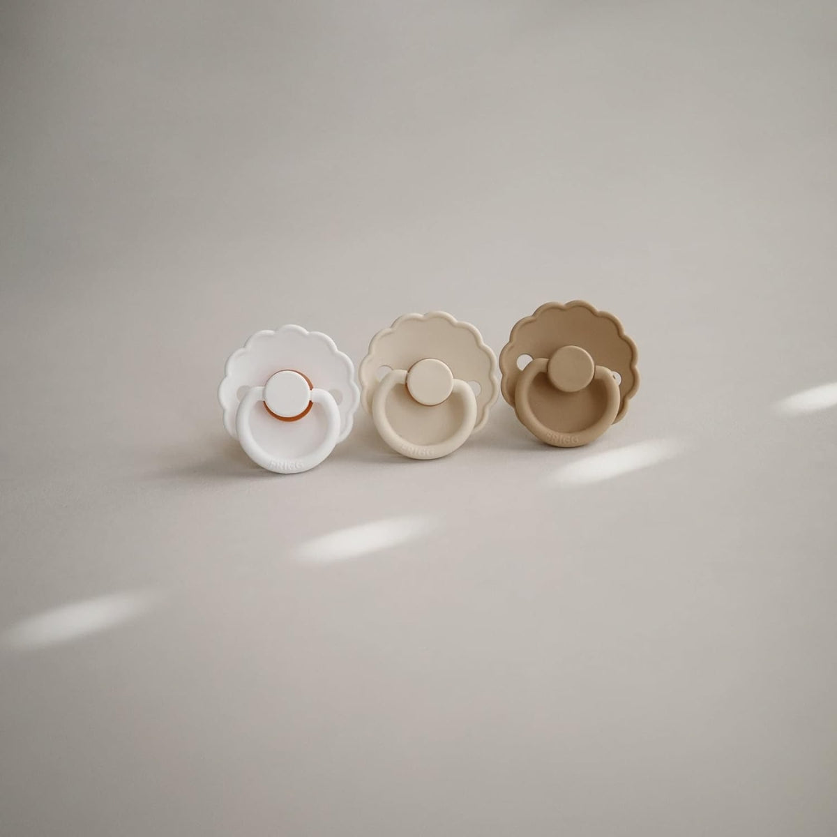 Kit De Chupetas Frigg Daisy Natural Mushie Aurora e Brigth White - 0-6M on Luna Baby Store Miami
