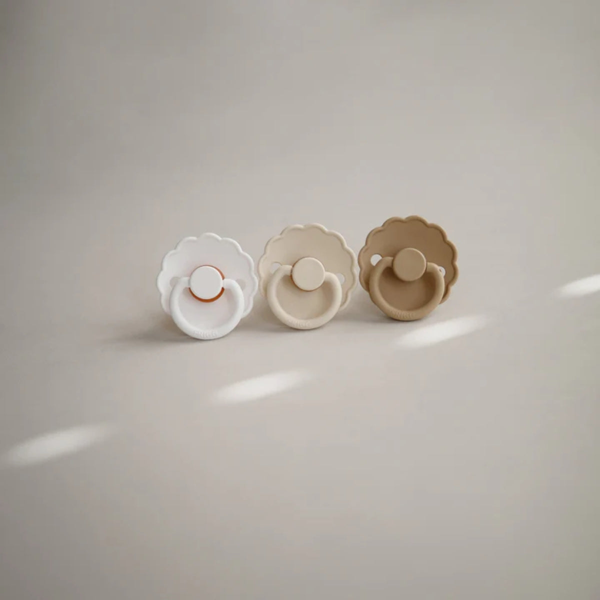 Kit De Chupetas Frigg Daisy Mushie Blush e Cream - 0-6M on Luna Baby Store Miami