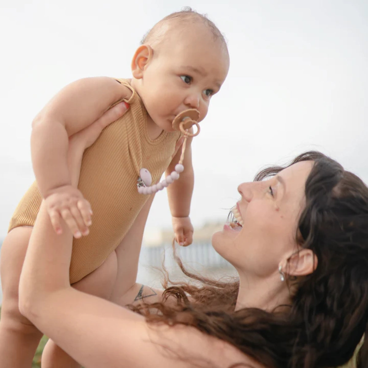 Kit de Chupetas Frigg Daisy Mushie Chamomile e Peach Bronze - 6-18M on Luna Baby Store Miami