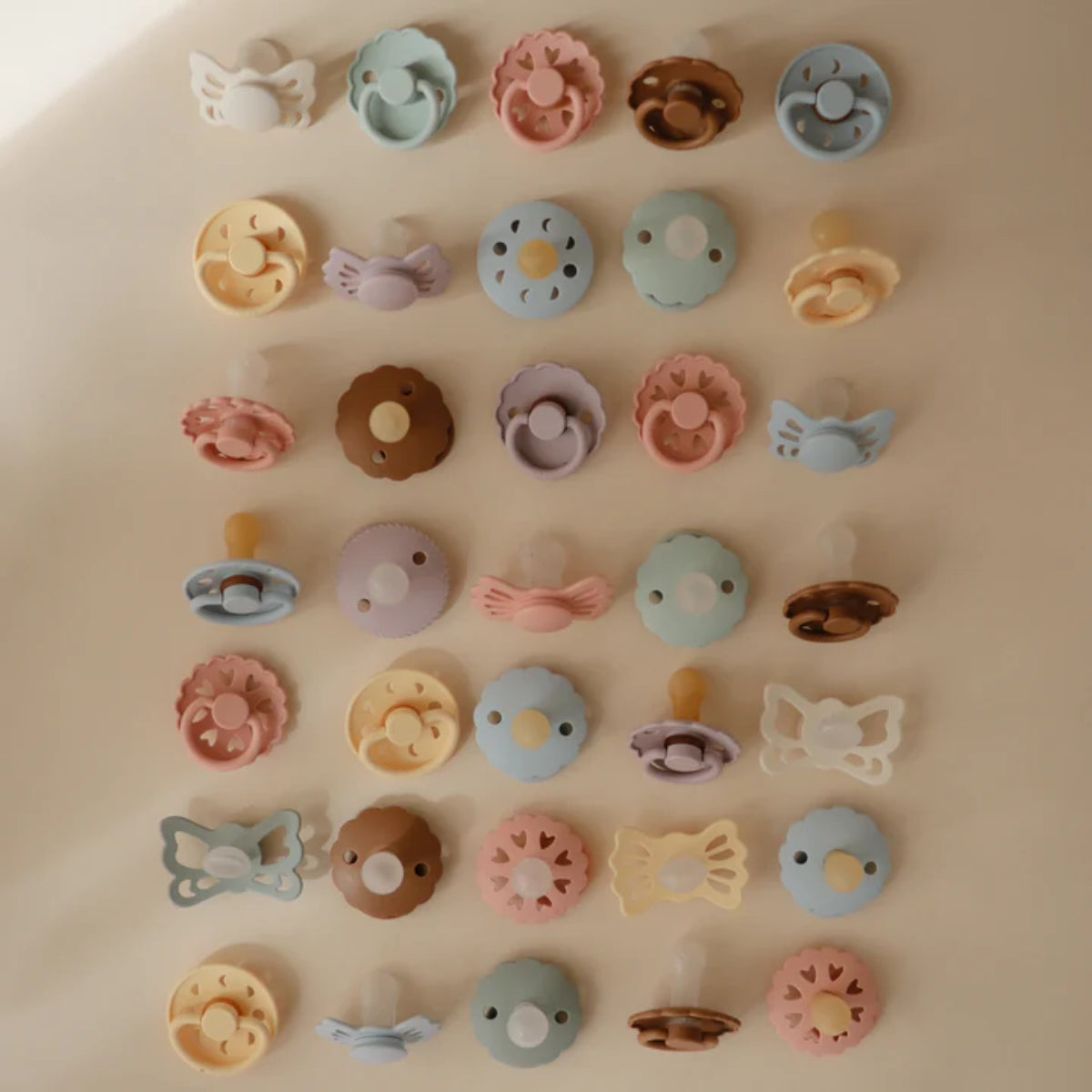 Kit De Chupetas Frigg Daisy Natural Mushie Seafoam E Cream - 0-6M on Luna Baby Store Miami