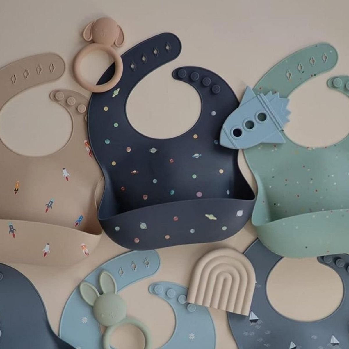 Babador De Silicone Infantil Mushie Planets