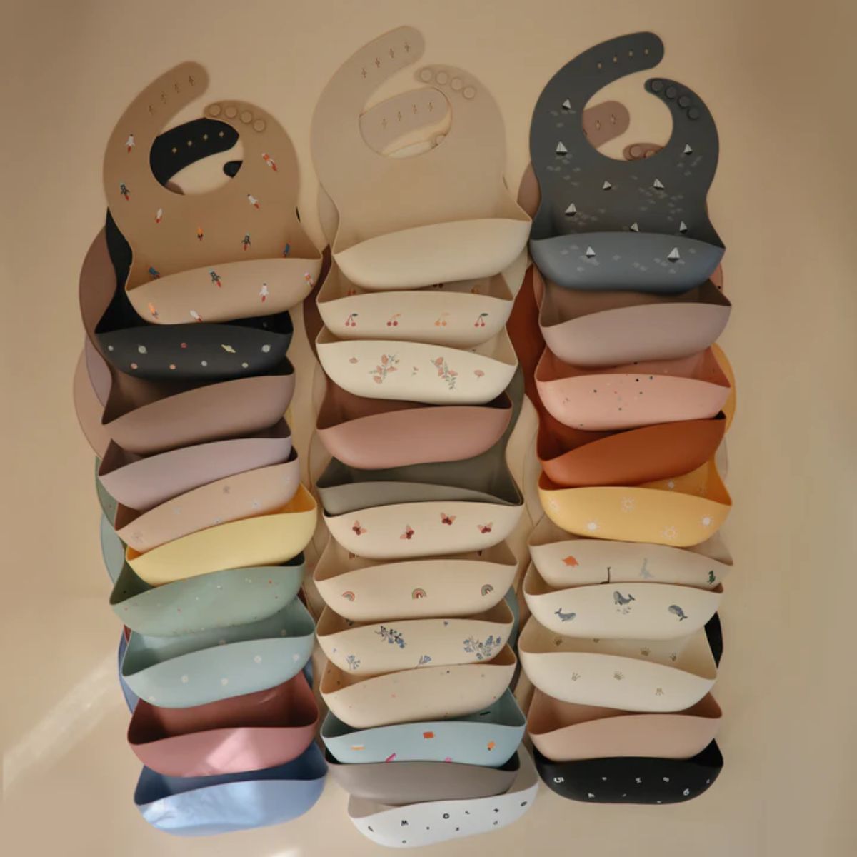 Babador De Silicone Infantil Mushie Warm Taupe