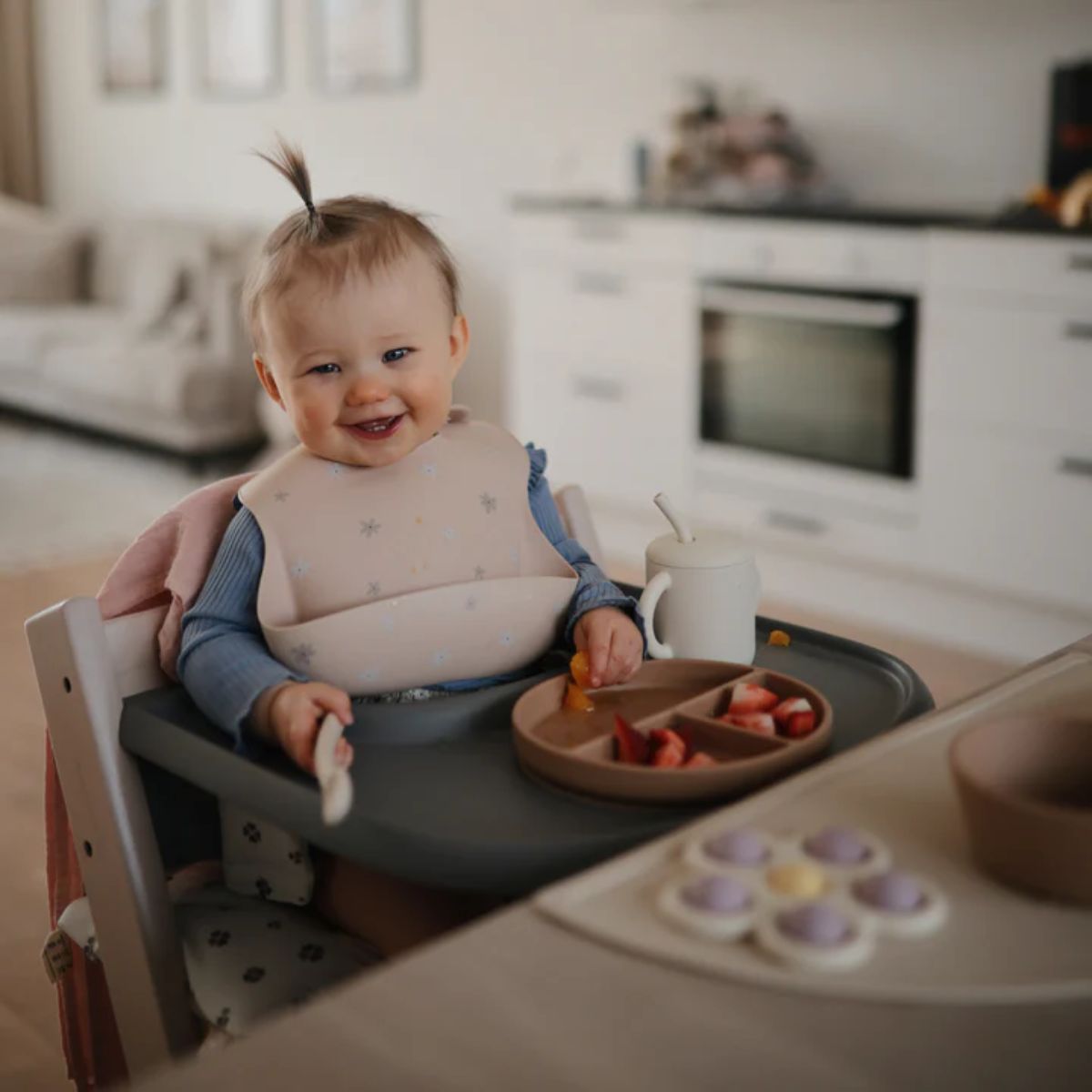 Babador De Silicone Infantil Mushie Warm Taupe