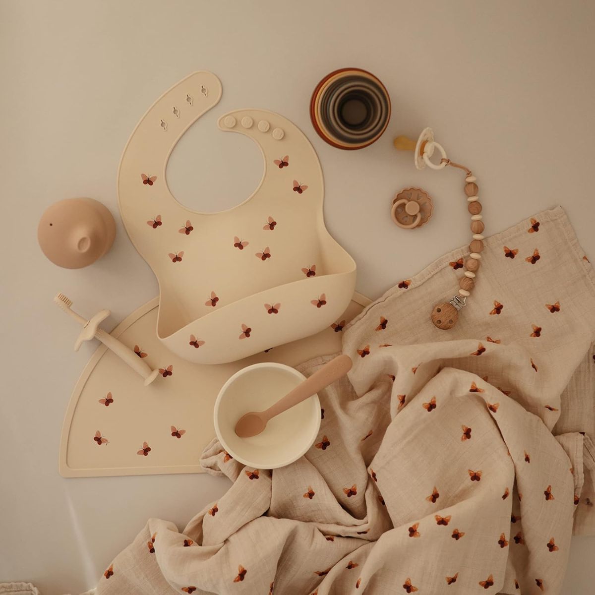 Prendedor De Chupeta Infantil Mushie Luna Faux Wood on Luna Baby Store Miami