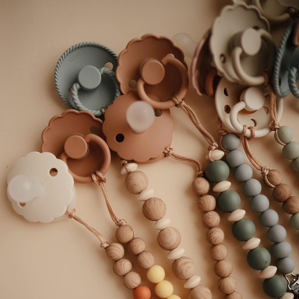 Prendedor De Chupeta Infantil Mushie Luna Faux Wood on Luna Baby Store Miami