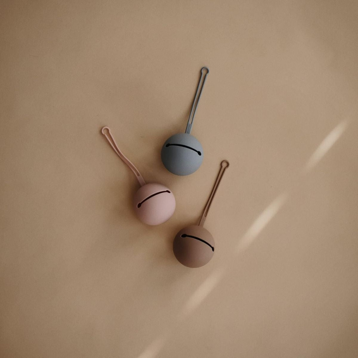 Porta Chupeta Infantil Mushie Blush