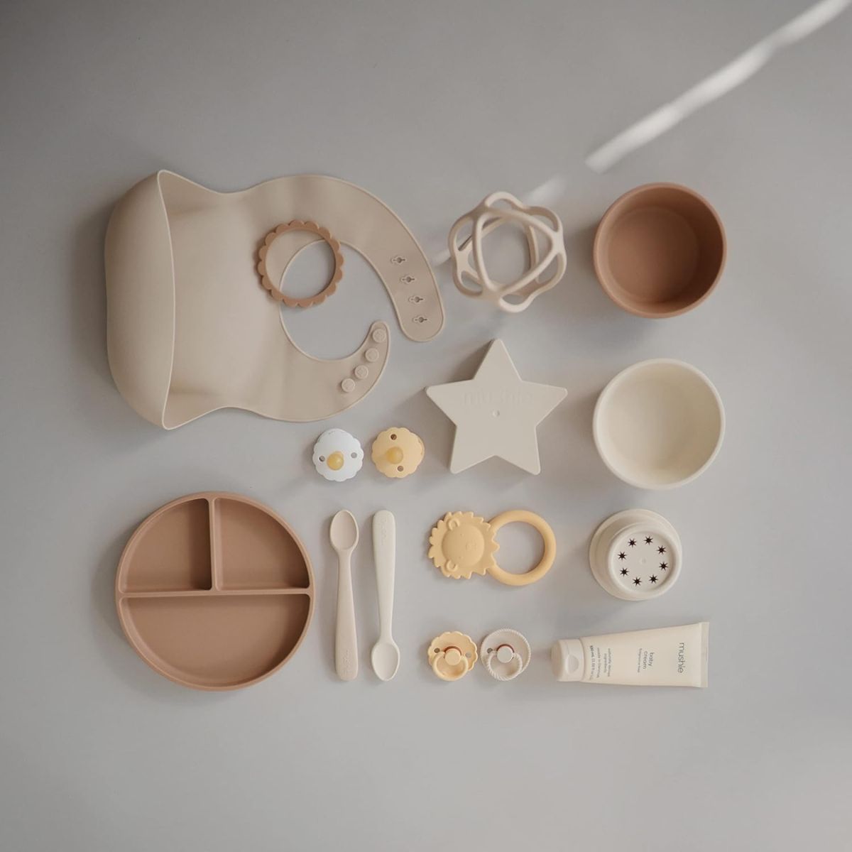 Tigela de Sucção Infantil Mushie Natural - BR on Luna Baby Store Miami